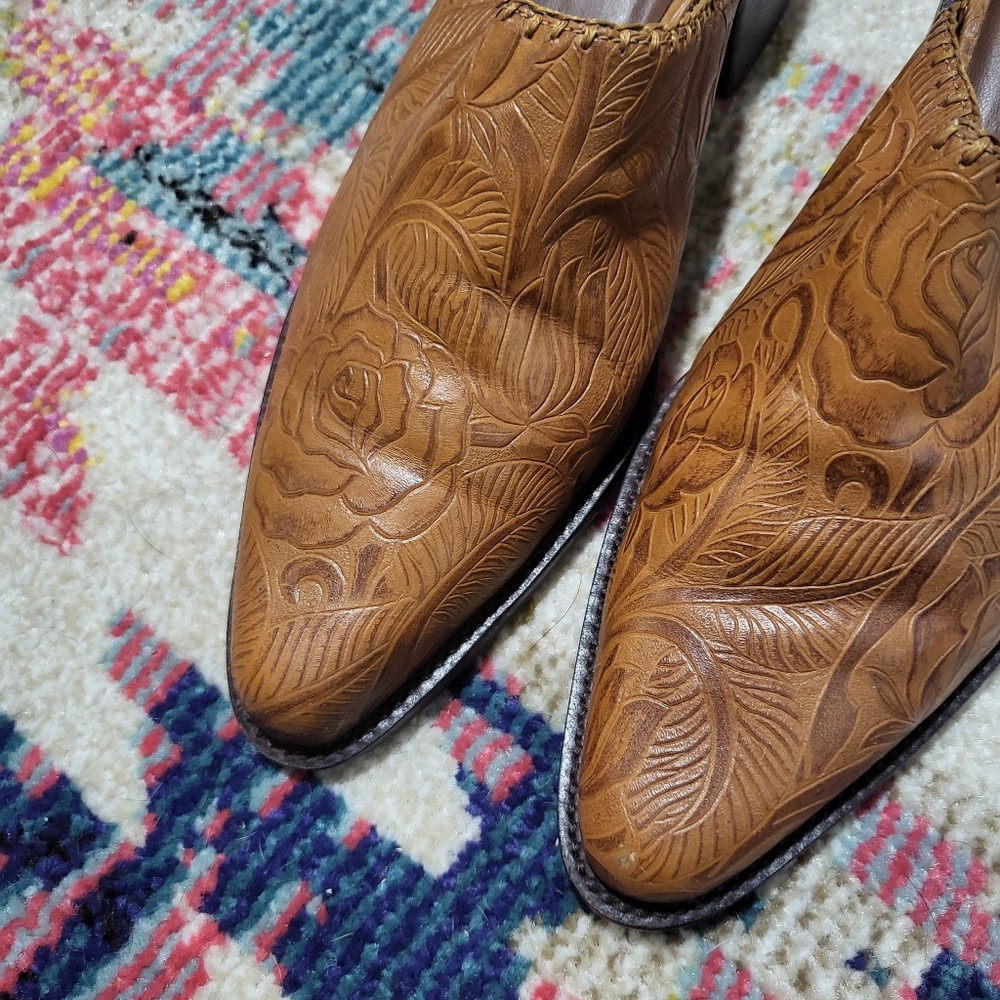 Beautiful Markon genuine leather slip on shoes in size 9 and in tan